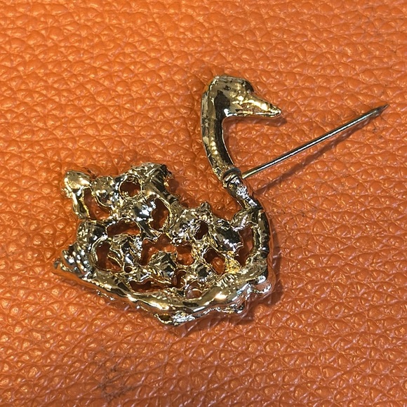 Vintage Swan Brooch  emerald eye  Rhinestone Gold Tone 60s Retro - Picture 5 of 6